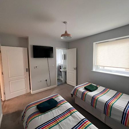 Whyte, Modern 3 Bed House With Garden, Sleeps 9, Free Parking, Sittingbourne City Centre, Kent Экстерьер фото