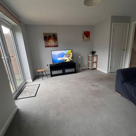 Whyte, Modern 3 Bed House With Garden, Sleeps 9, Free Parking, Sittingbourne City Centre, Kent Экстерьер фото
