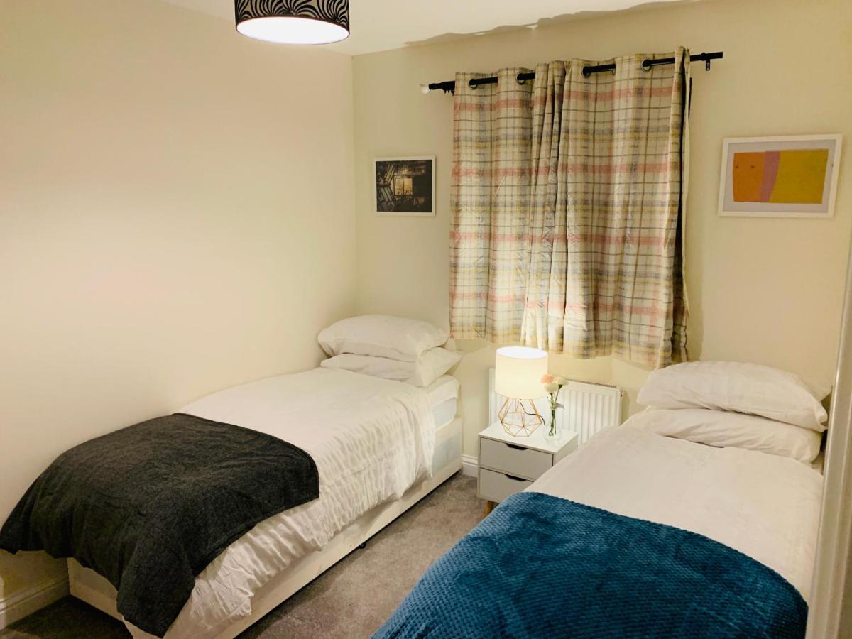 Whyte, Modern 3 Bed House With Garden, Sleeps 9, Free Parking, Sittingbourne City Centre, Kent Экстерьер фото