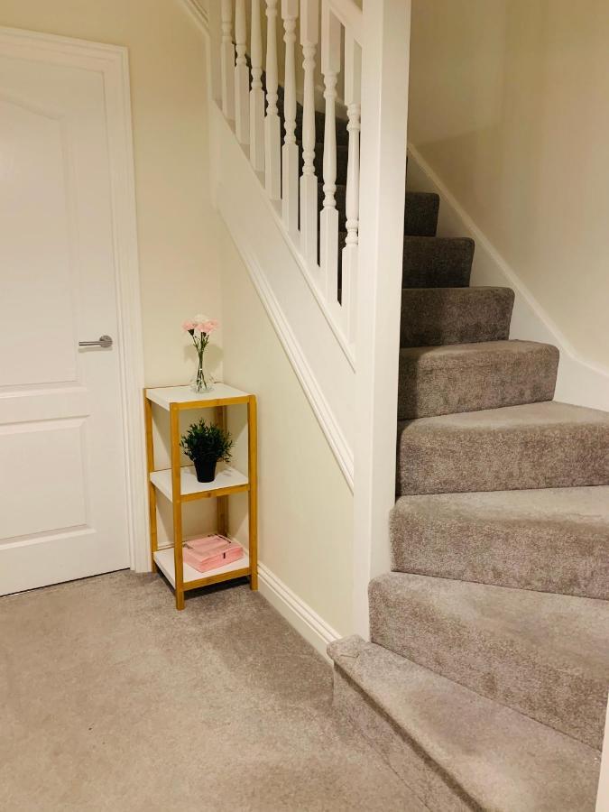 Whyte, Modern 3 Bed House With Garden, Sleeps 9, Free Parking, Sittingbourne City Centre, Kent Экстерьер фото