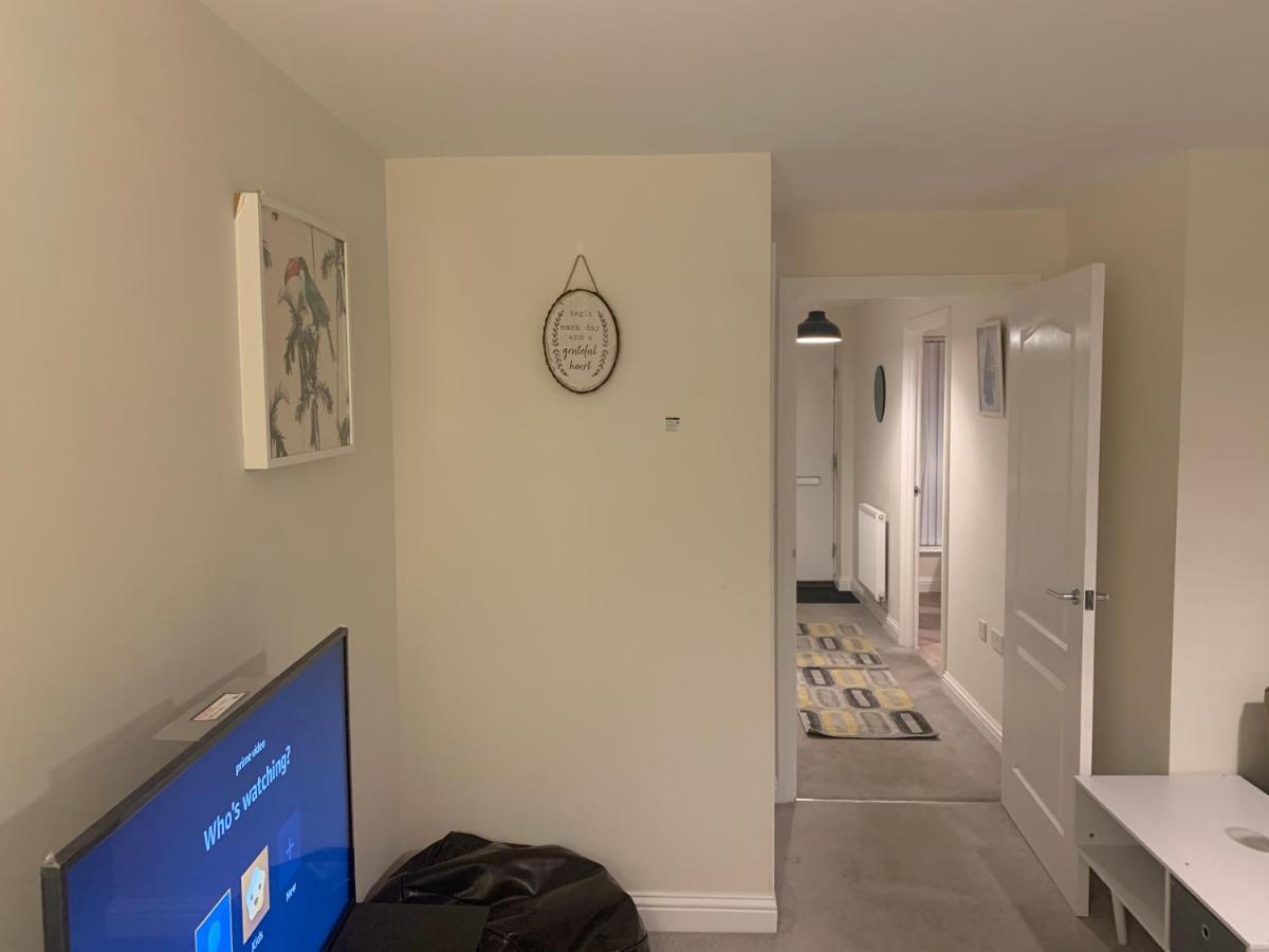Whyte, Modern 3 Bed House With Garden, Sleeps 9, Free Parking, Sittingbourne City Centre, Kent Экстерьер фото