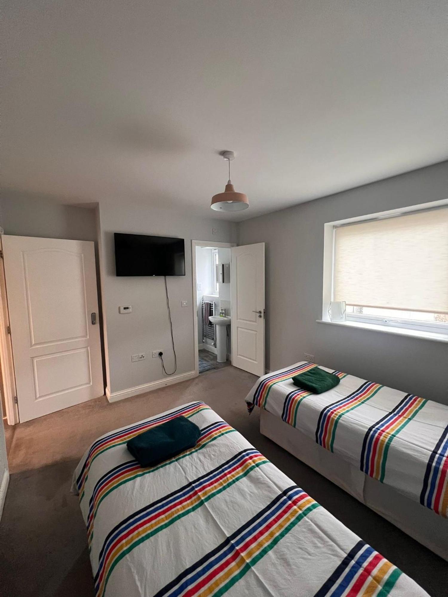 Whyte, Modern 3 Bed House With Garden, Sleeps 9, Free Parking, Sittingbourne City Centre, Kent Экстерьер фото