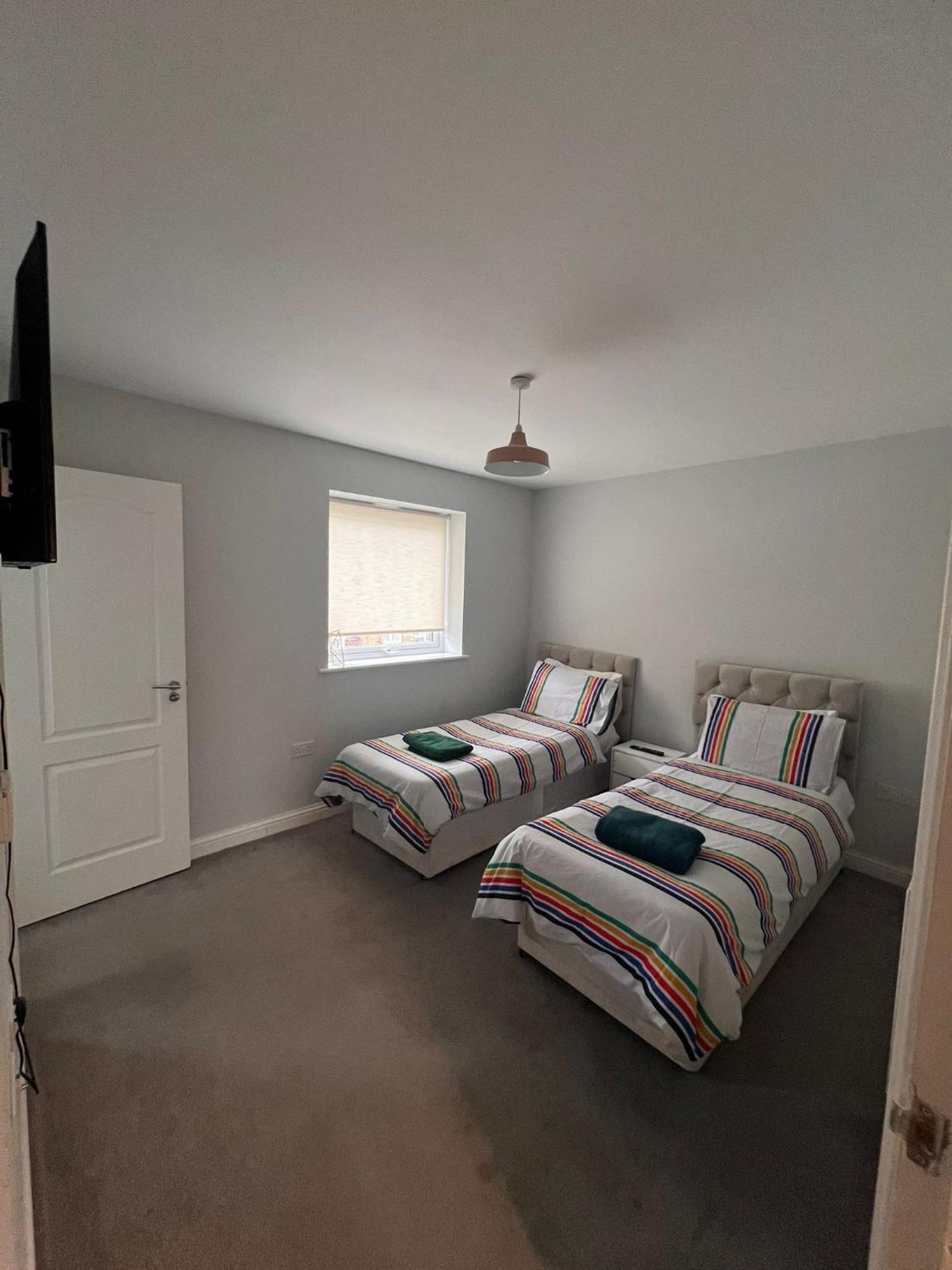Whyte, Modern 3 Bed House With Garden, Sleeps 9, Free Parking, Sittingbourne City Centre, Kent Экстерьер фото